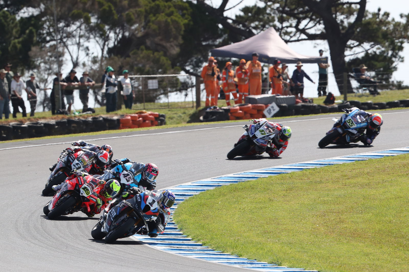 Toprak Razgatlioglu leads Alvaro Bautista, 2025 Australian WorldSBK. Credit: Gold and Goose.